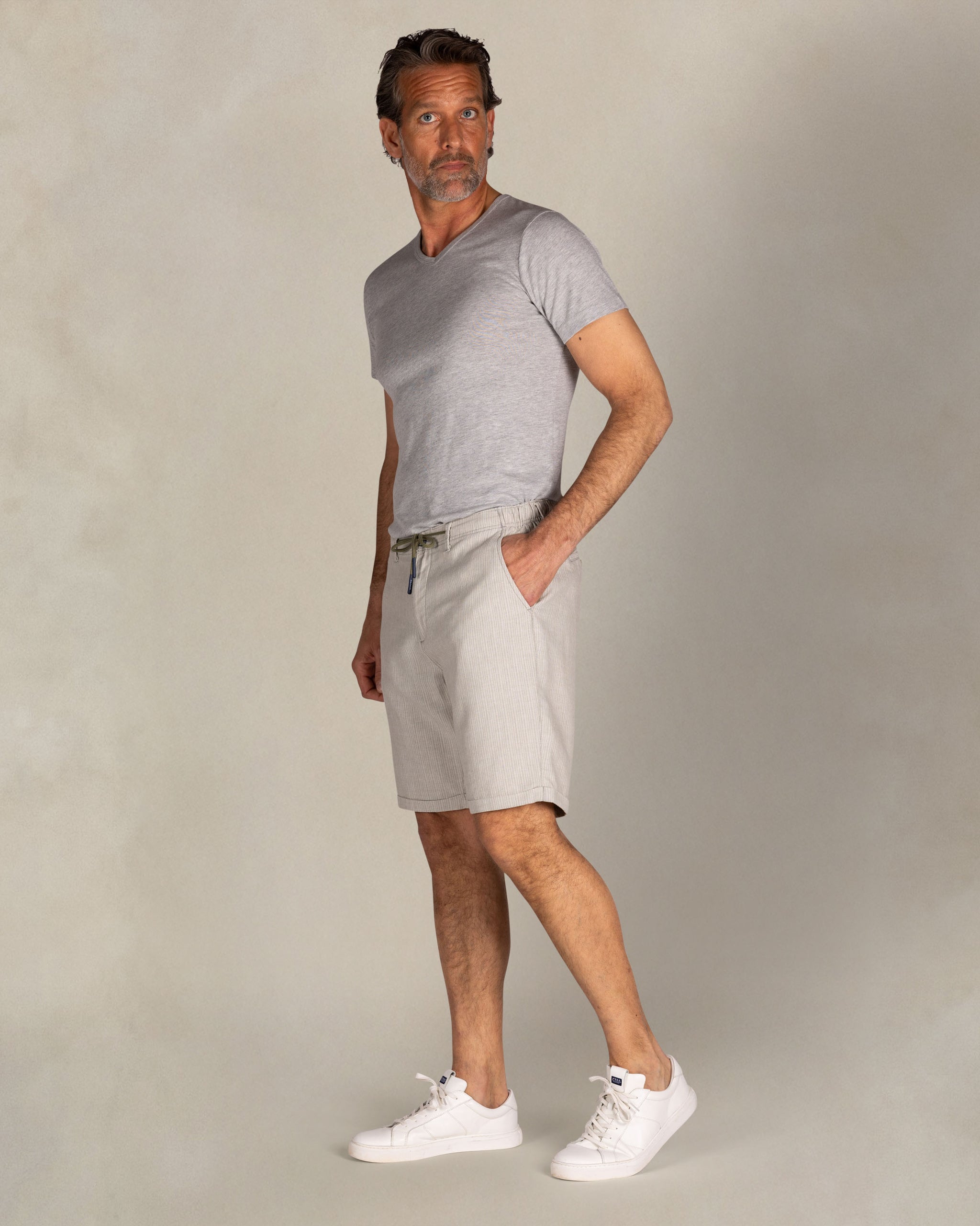 Beige linnen gestreepte korte broek Beige linnen gestreepte korte broek