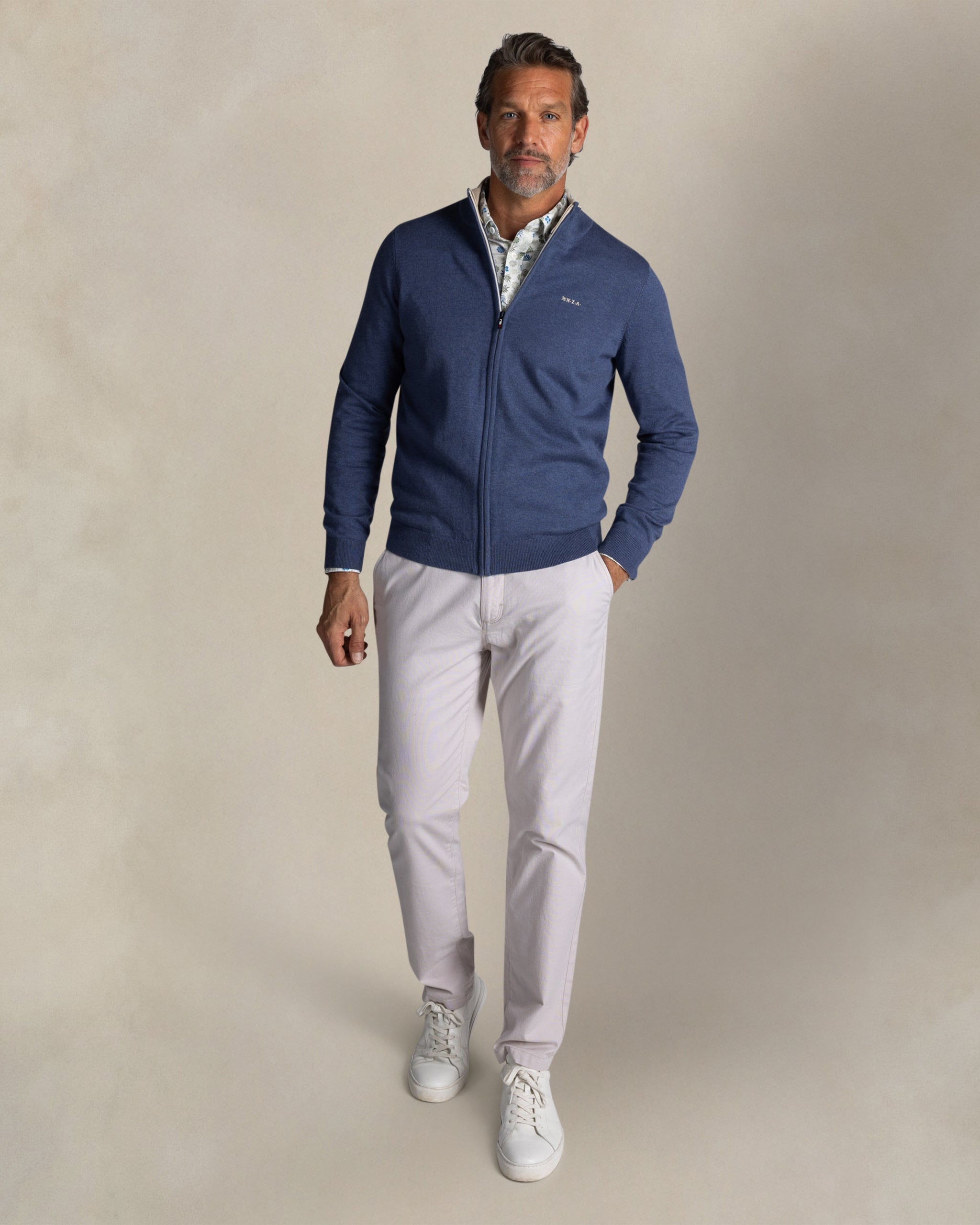 Blaue strickjacke aus baumwolle Blaue strickjacke aus baumwolle