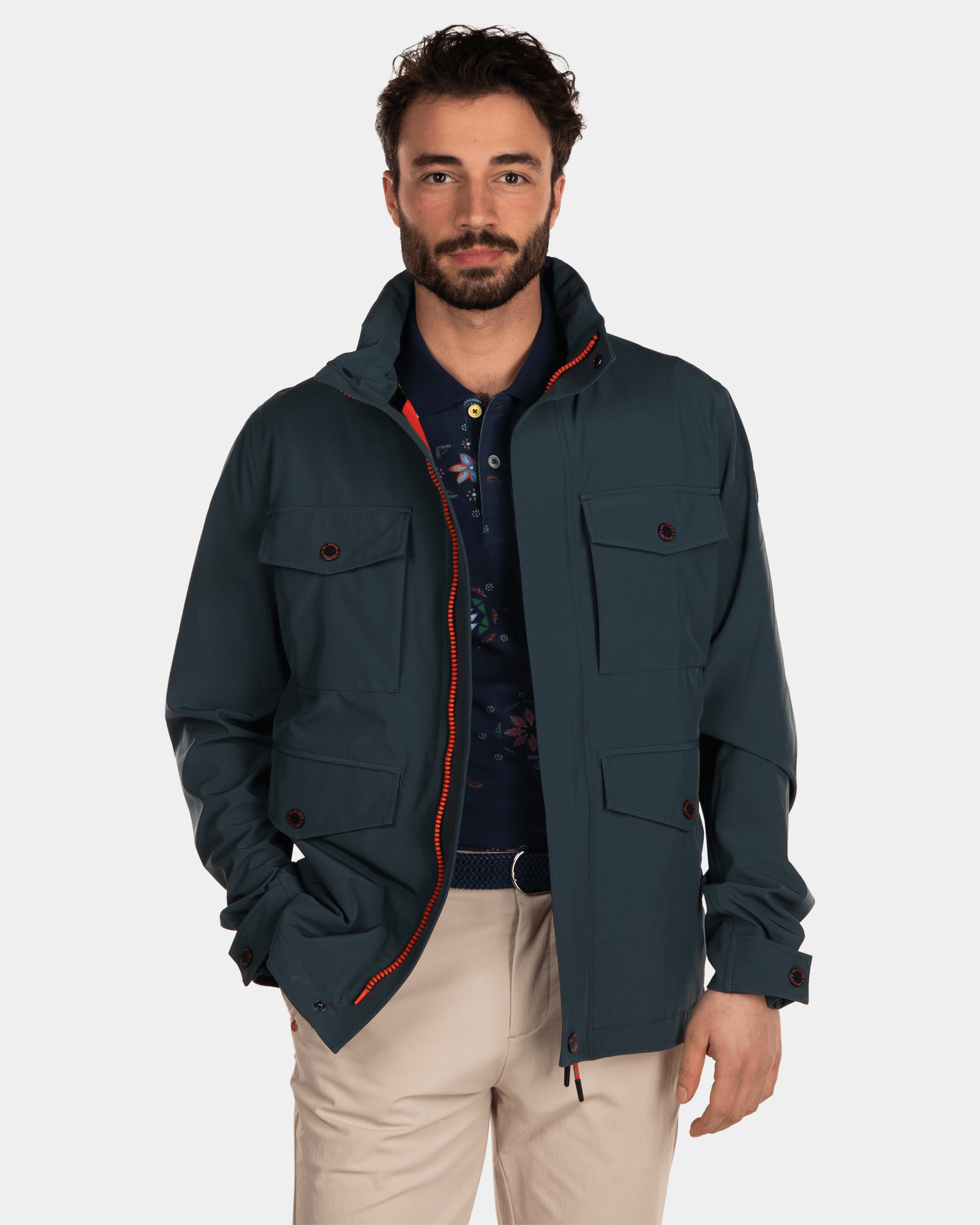 Chaqueta impermeable con capucha Chaqueta impermeable con capucha