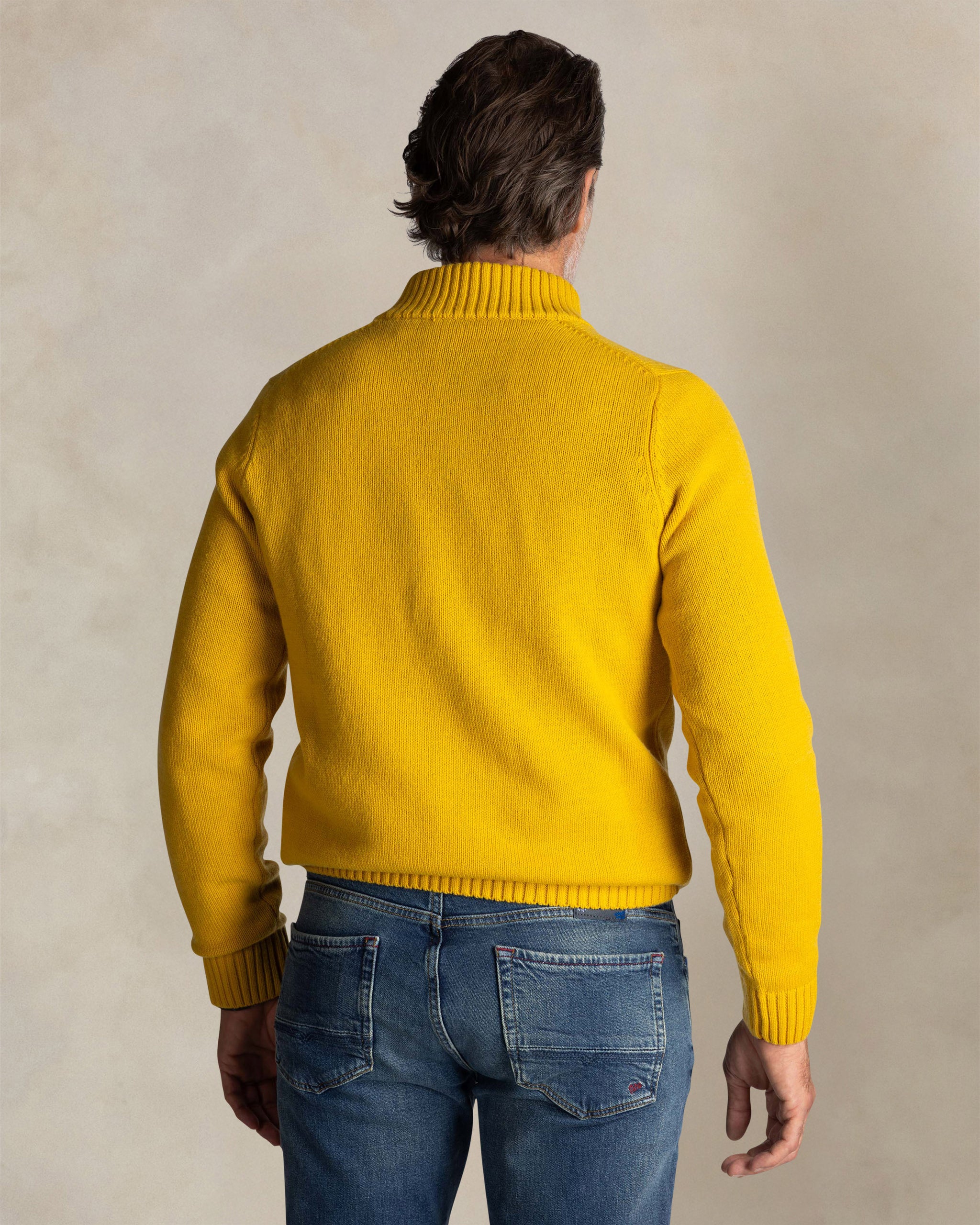 Pull en laine jaune à col boutonné Pull en laine jaune à col boutonné