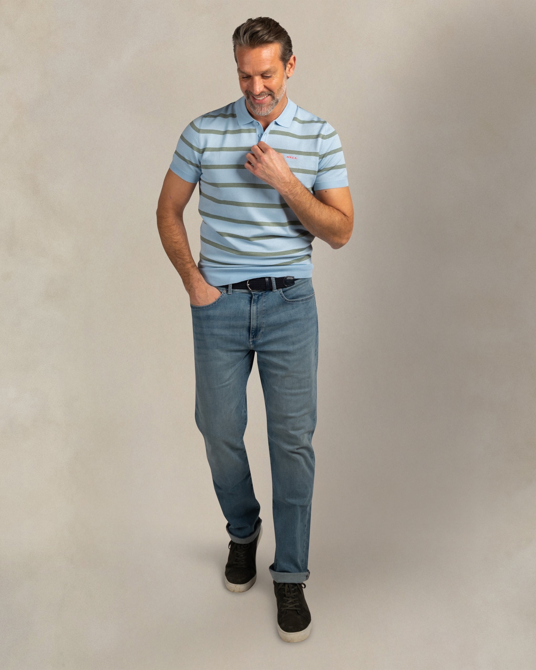 Blauwe gestreepte gebreide polo Blauwe gestreepte gebreide polo