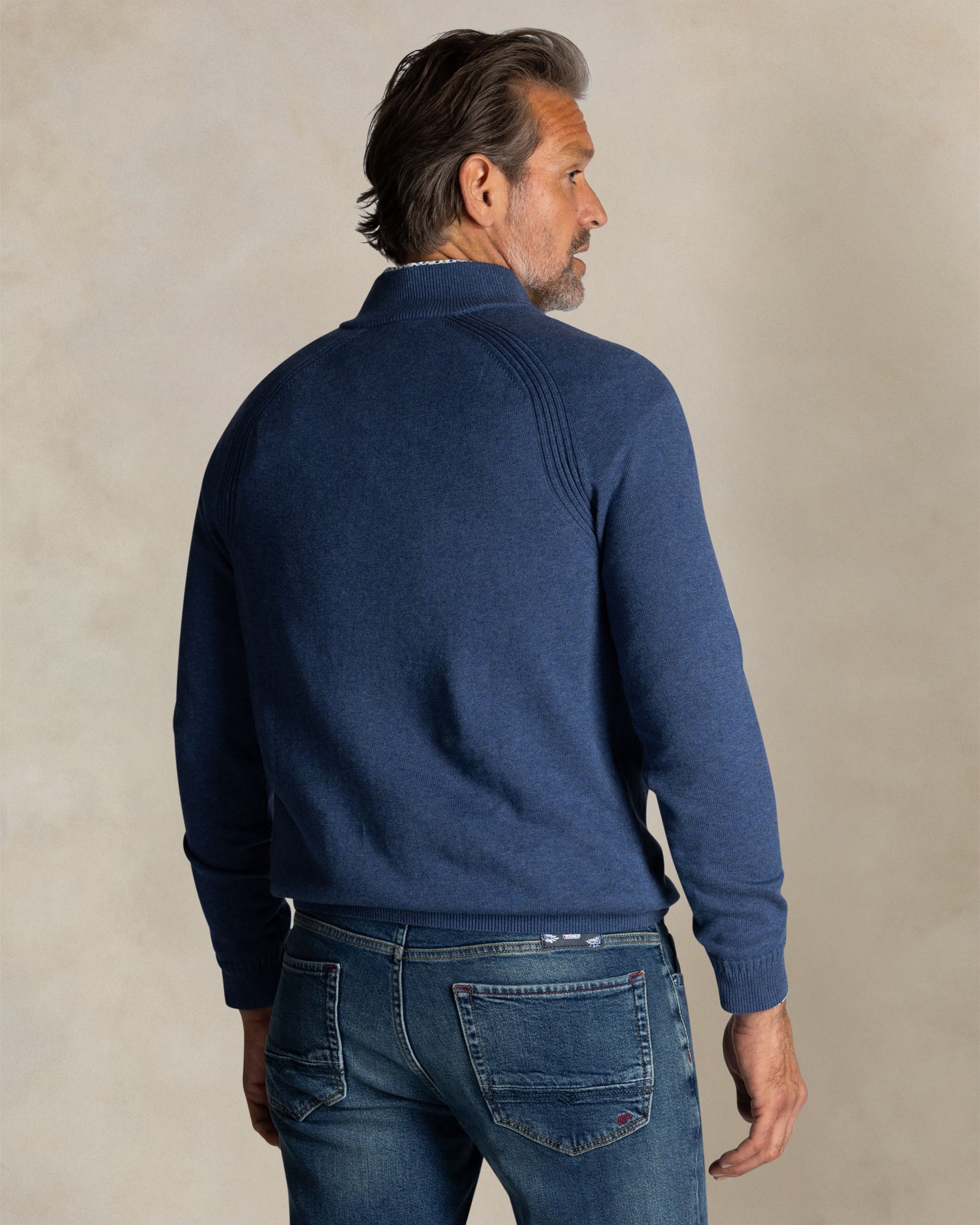 Blaue Baumwollpullover mit halbem Reißverschluss Blaue Baumwollpullover mit halbem Reißverschluss