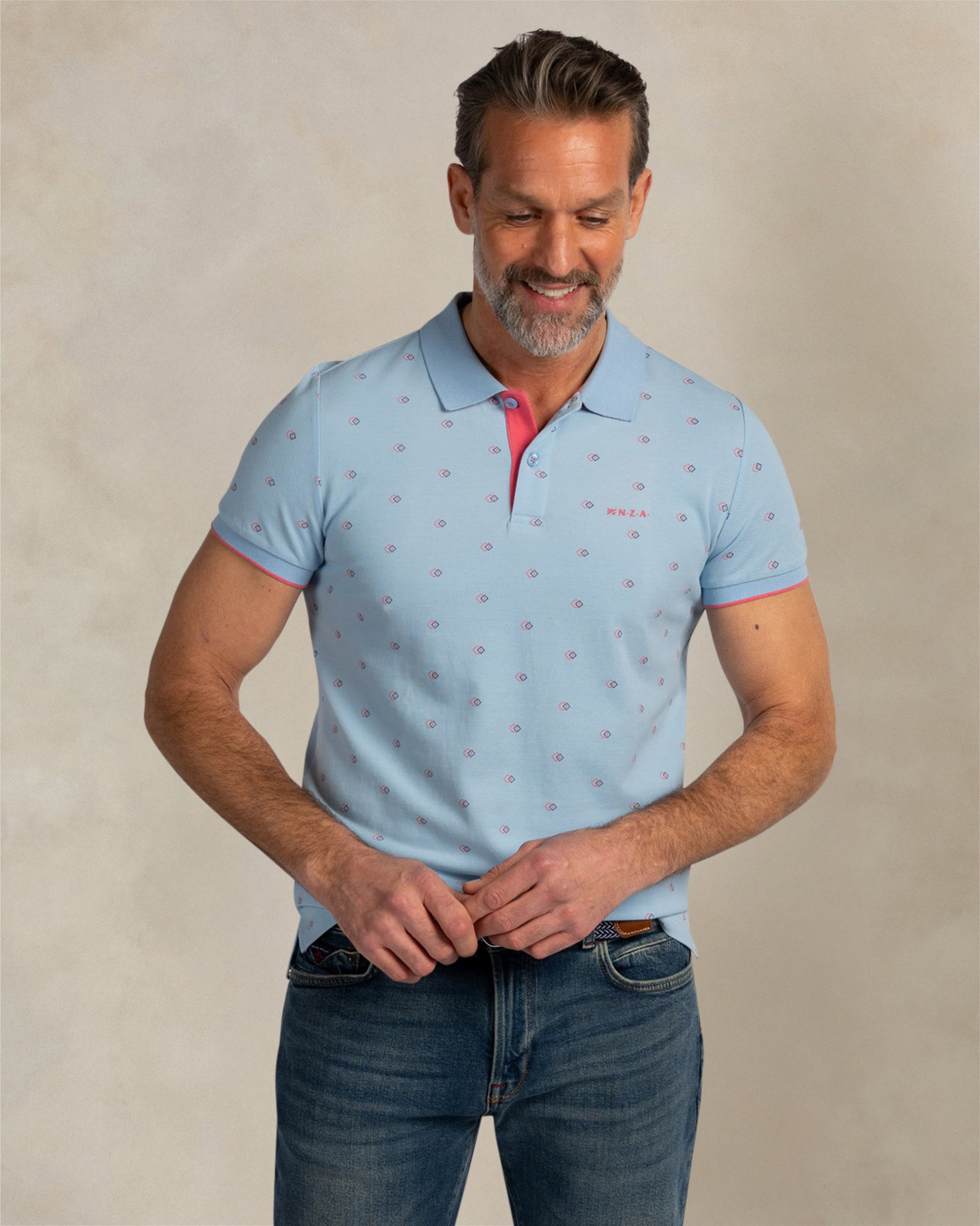 Lichtblauwe 100% katoenen polo met print Lichtblauwe 100% katoenen polo met print