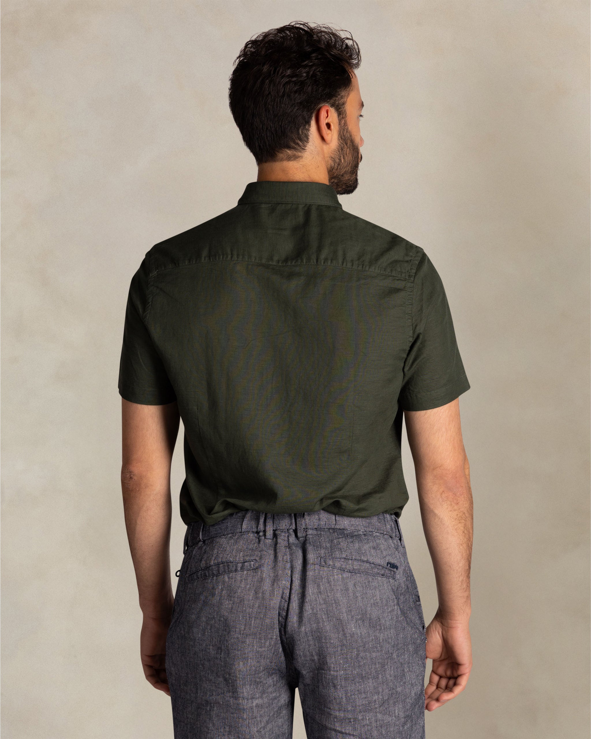 Chemise en lin vert foncé à manches courtes Chemise en lin vert foncé à manches courtes