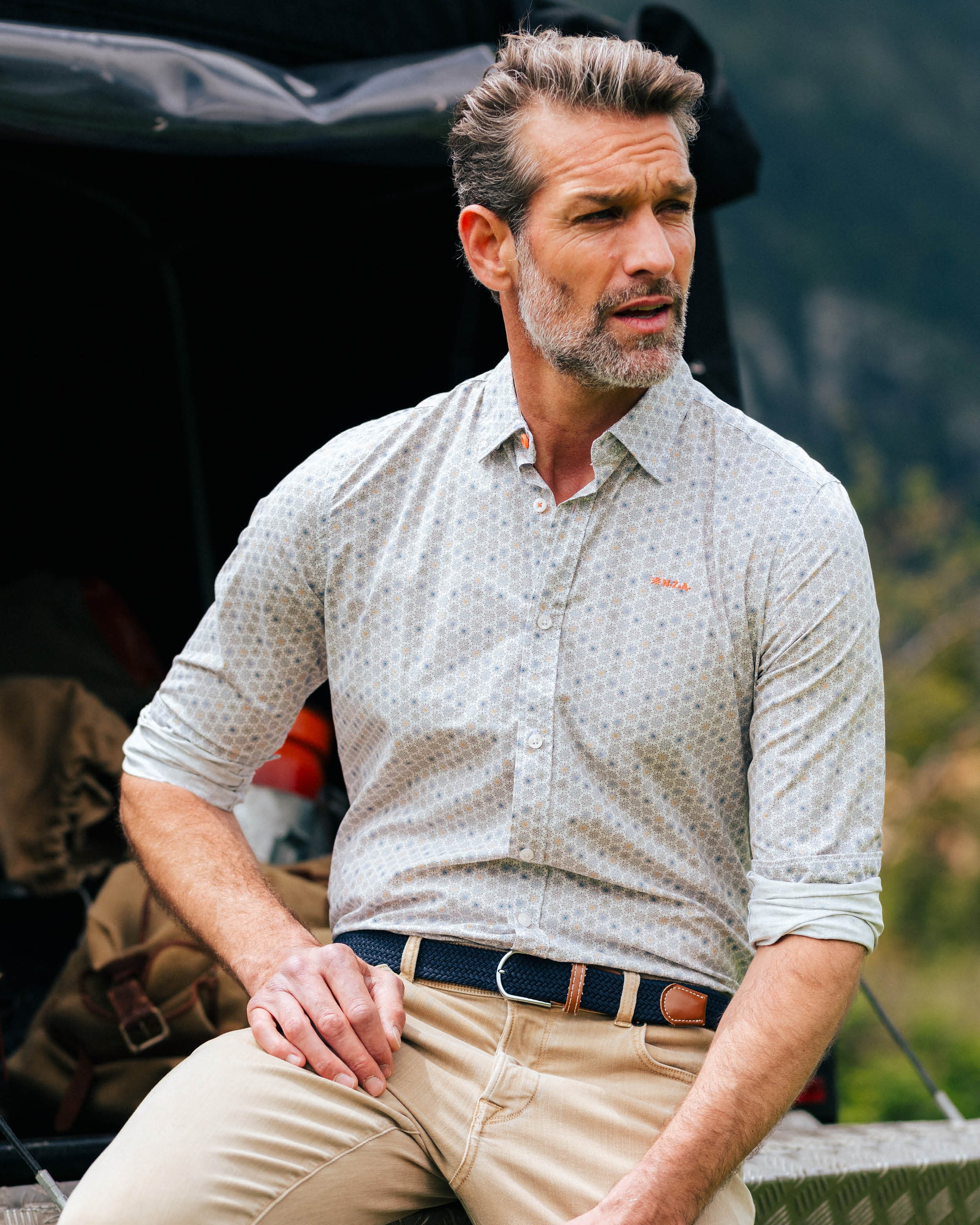 Wit overhemd met subtiele stippenprint Wit overhemd met subtiele stippenprint