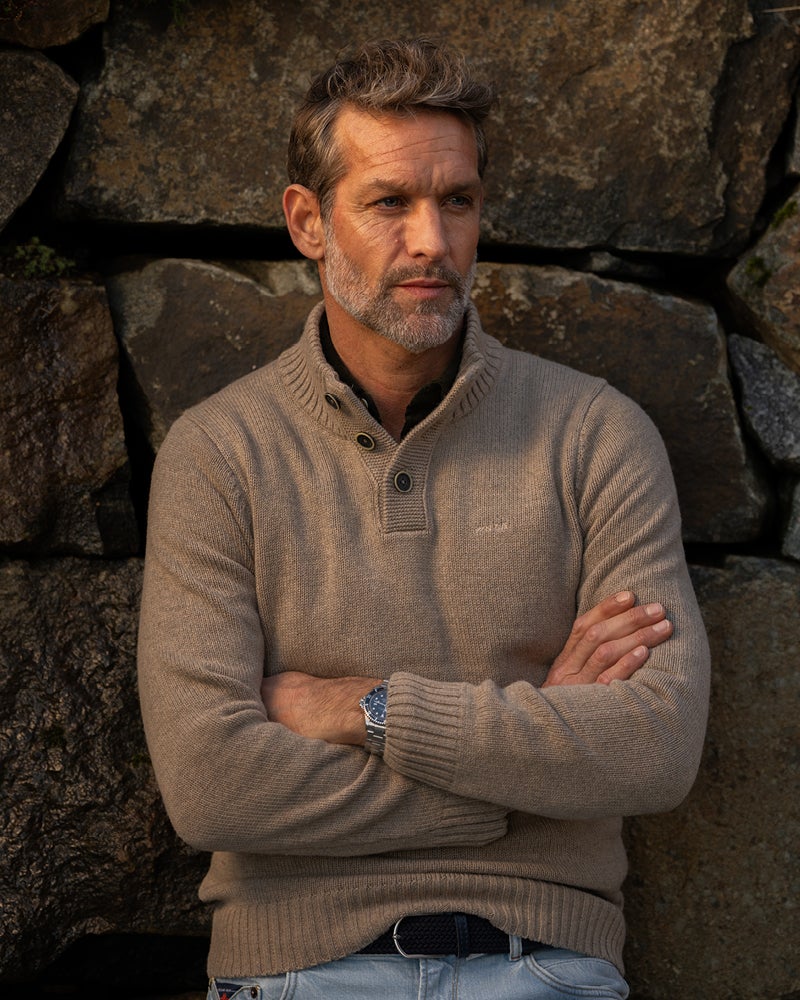 Ecru-Wollpullover mit Knopfleiste am Kragen Ecru-Wollpullover mit Knopfleiste am Kragen