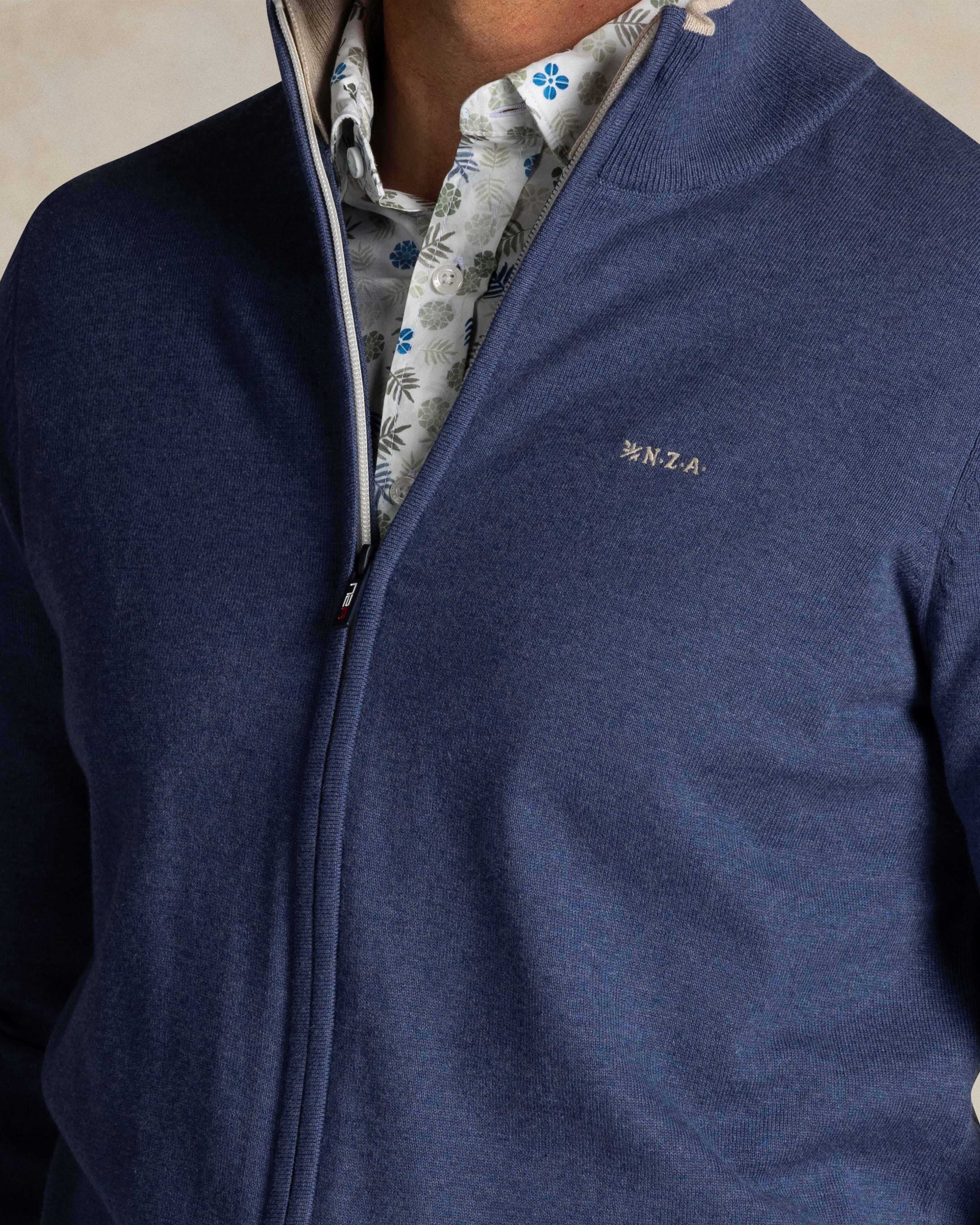 Blaue strickjacke aus baumwolle Blaue strickjacke aus baumwolle