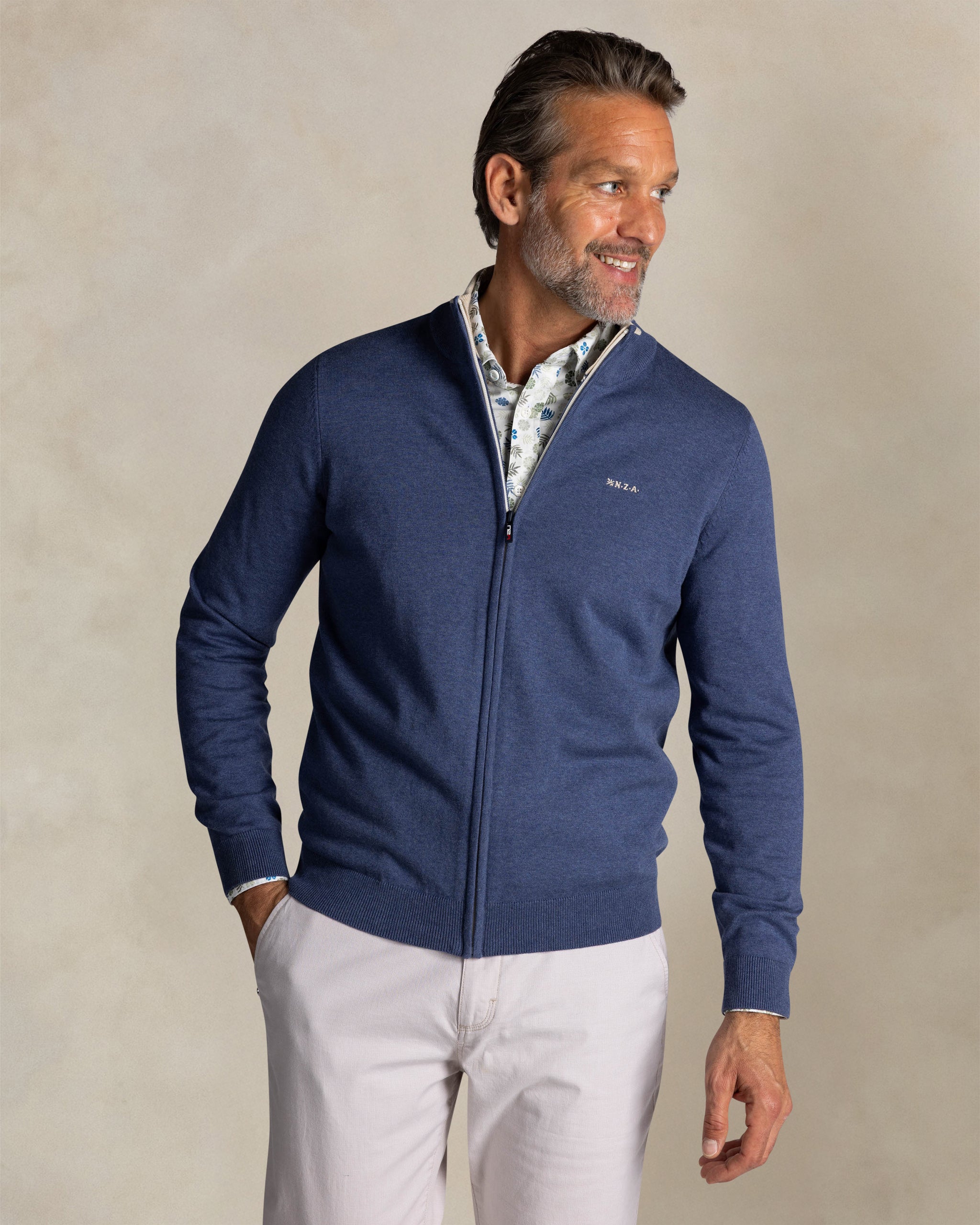 Blaue strickjacke aus baumwolle Blaue strickjacke aus baumwolle