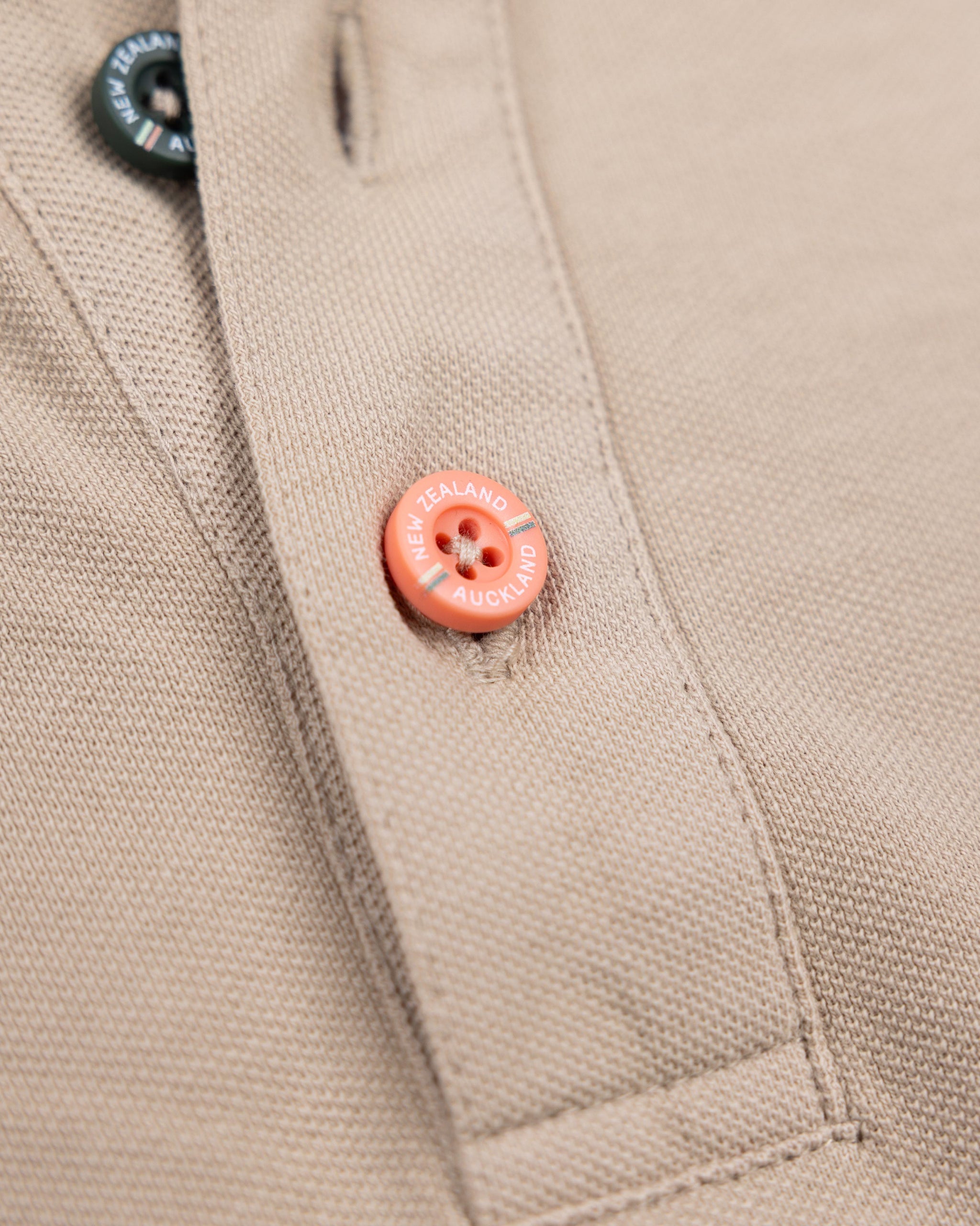 Effen katoenen zandkleurige polo Effen katoenen zandkleurige polo