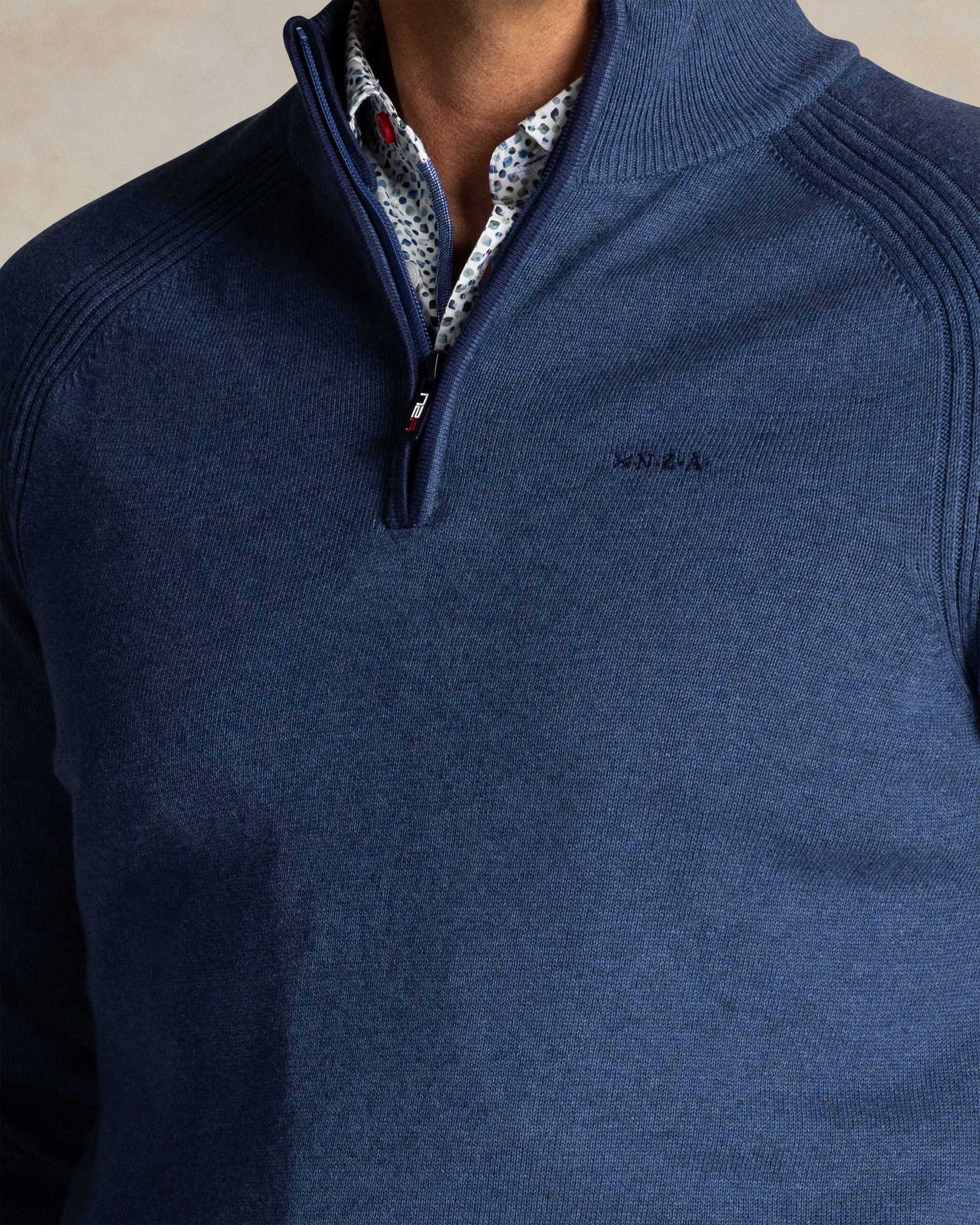 Blaue Baumwollpullover mit halbem Reißverschluss Blaue Baumwollpullover mit halbem Reißverschluss