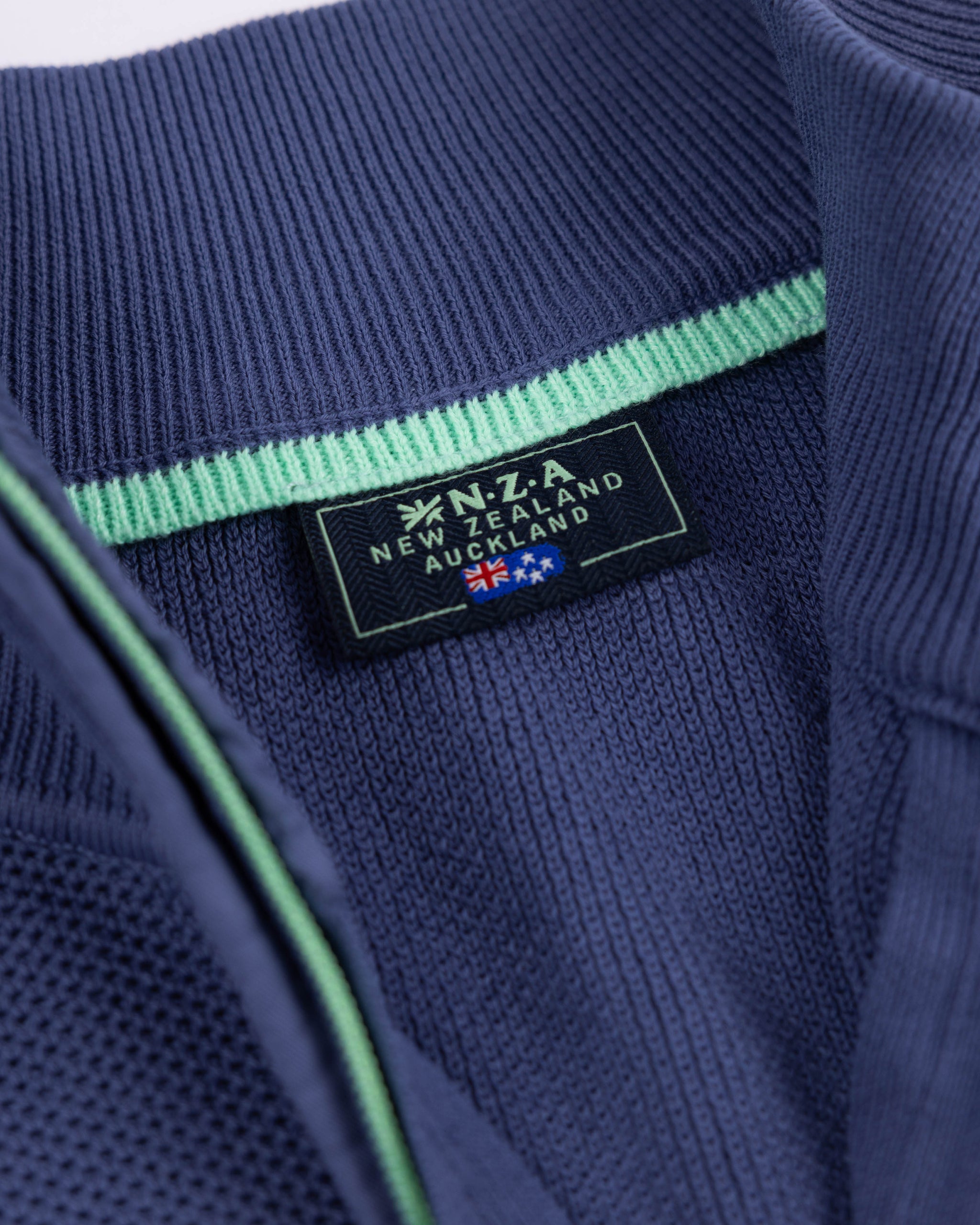 Suéter básico azul marino con cremallera media Suéter básico azul marino con cremallera media