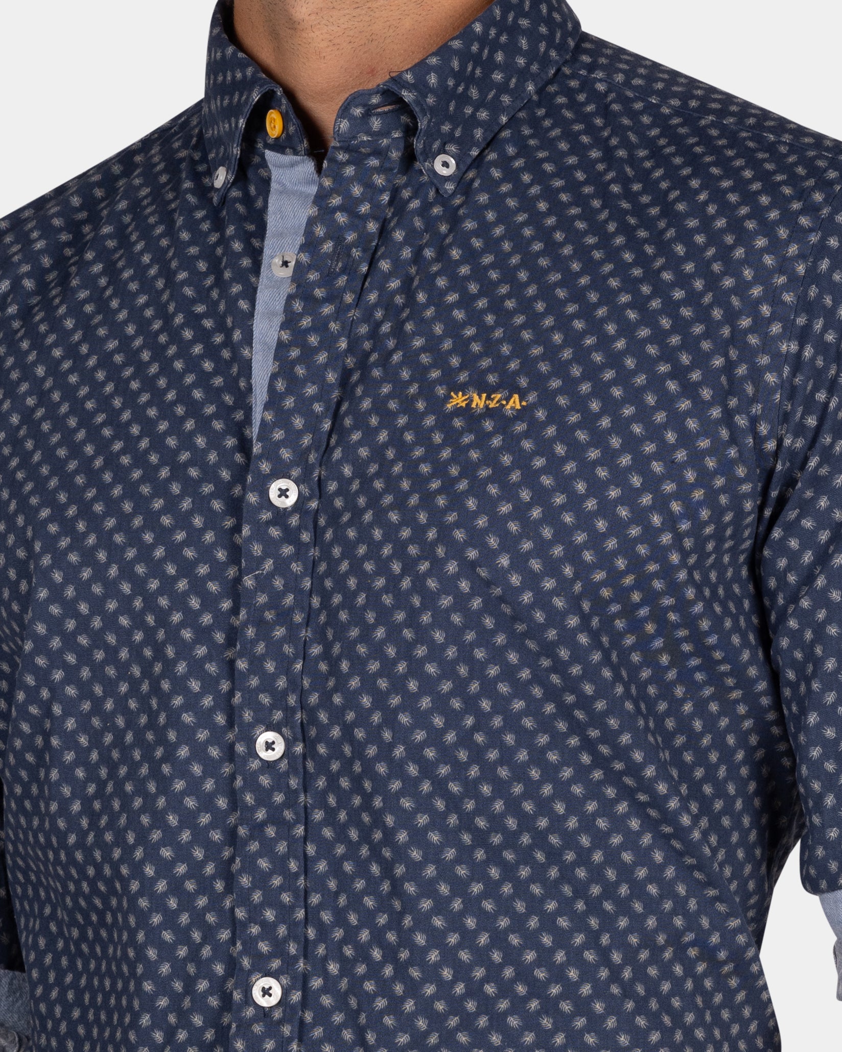 Donkerblauw overhemd met witte varens - Tin Blue | NZA New Zealand Auckland, image size:1648x2060